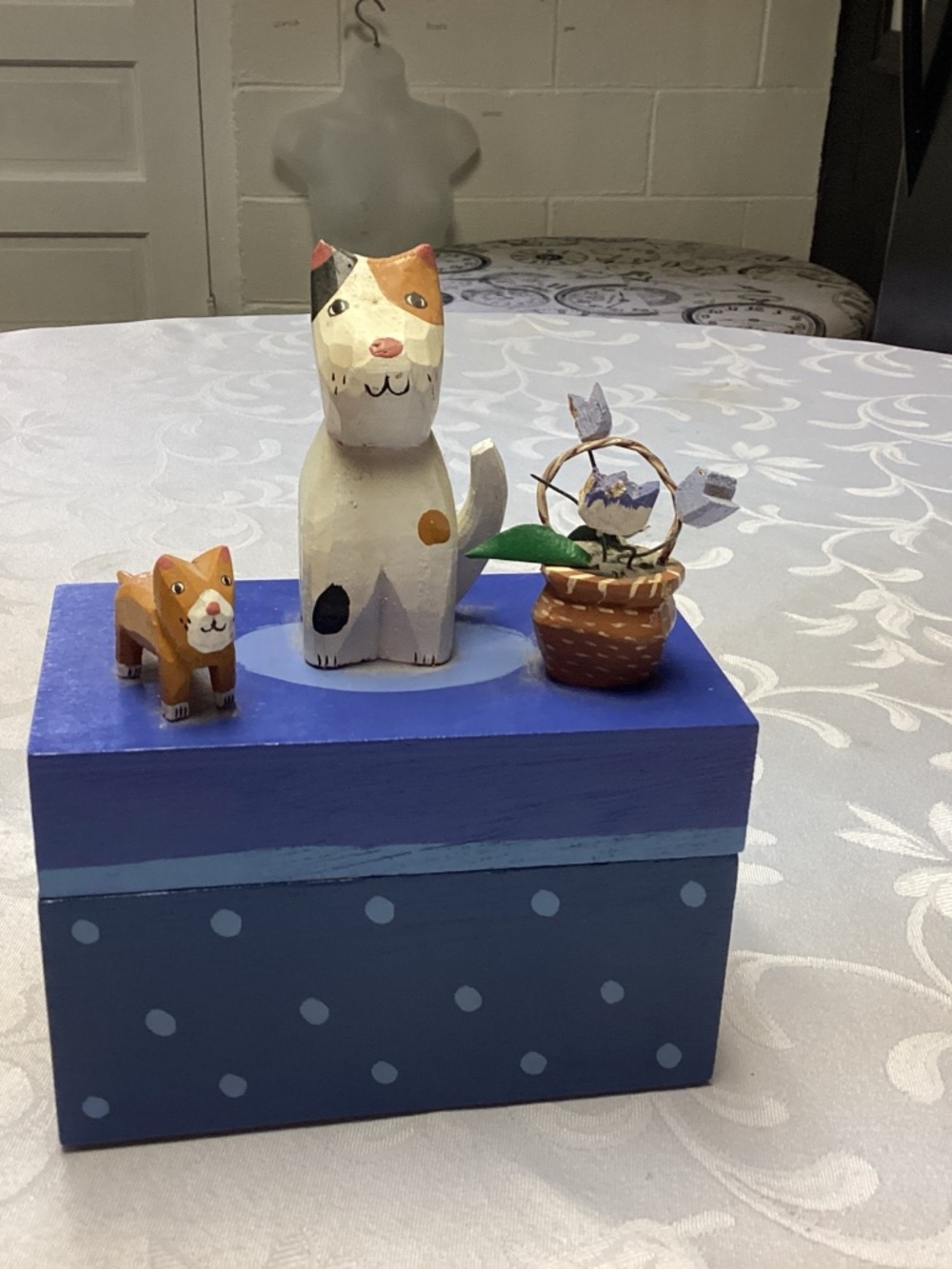 SUSAN RYAN Vintage trinket box DOGS. WOODEN